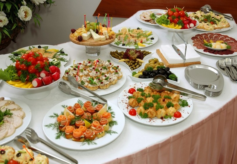 фуршет на свадьбу, свадебный стол, закуски, порционная еда