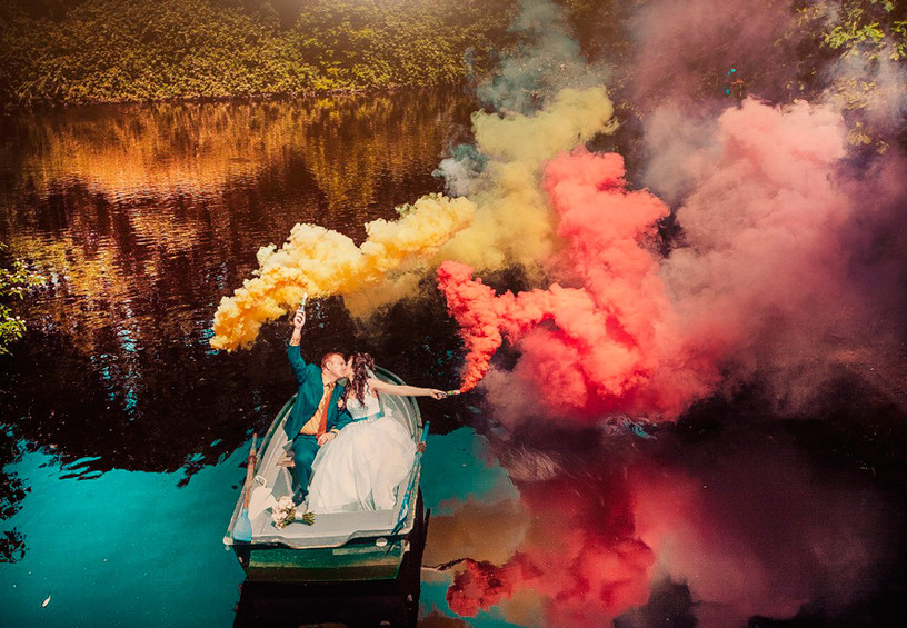 свадьба осенью, цветной дым для фотосессии, дымовые шашки на свадьбе, цветные дымовые шашки, свадебная фотосессия осенью, свадебные фото, необычные фото со свадьбы