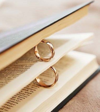 свадебные кольца, обручальные кольца, кольца в книге