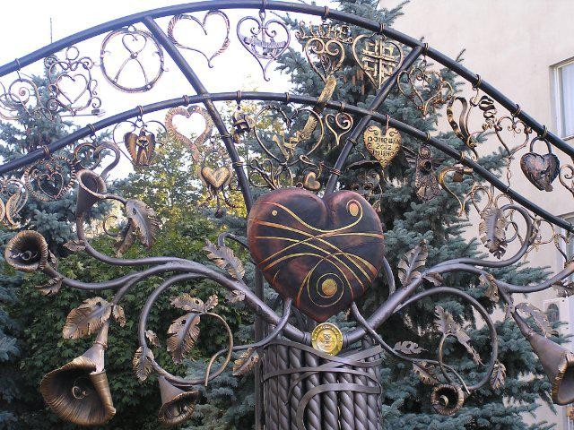 Скульптура Сердце всей Украины