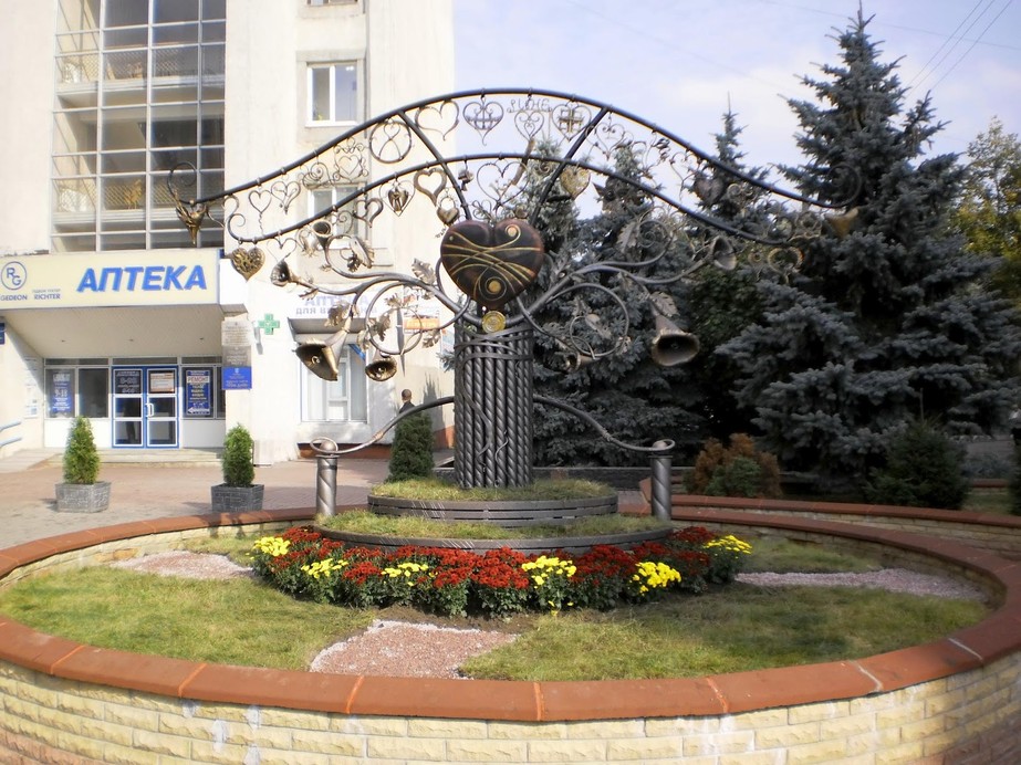 Скульптура Сердце всей Украины