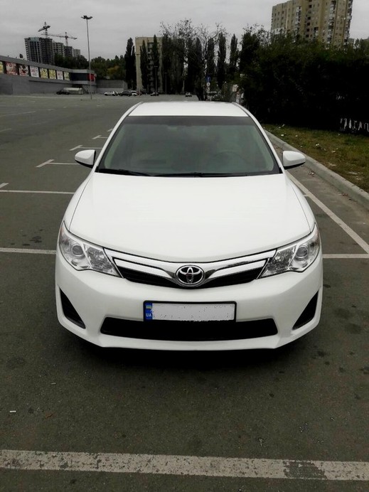 Toyota Camry 50 (белая) 
