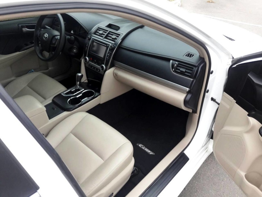 Toyota Camry 50 (белая) 