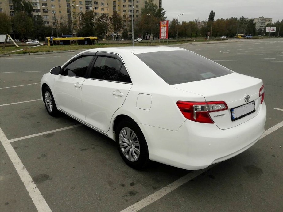 Toyota Camry 50 (белая) 