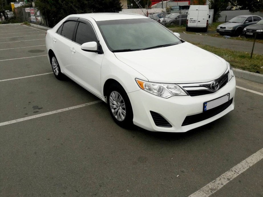 Toyota Camry 50 (белая) 