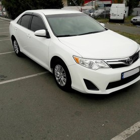 Toyota Camry 50 (белая) - авто на весілля у Києві - портфоліо 1
