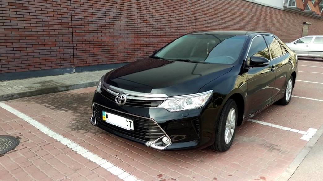 Toyota Camry 50 (чёрная) 
