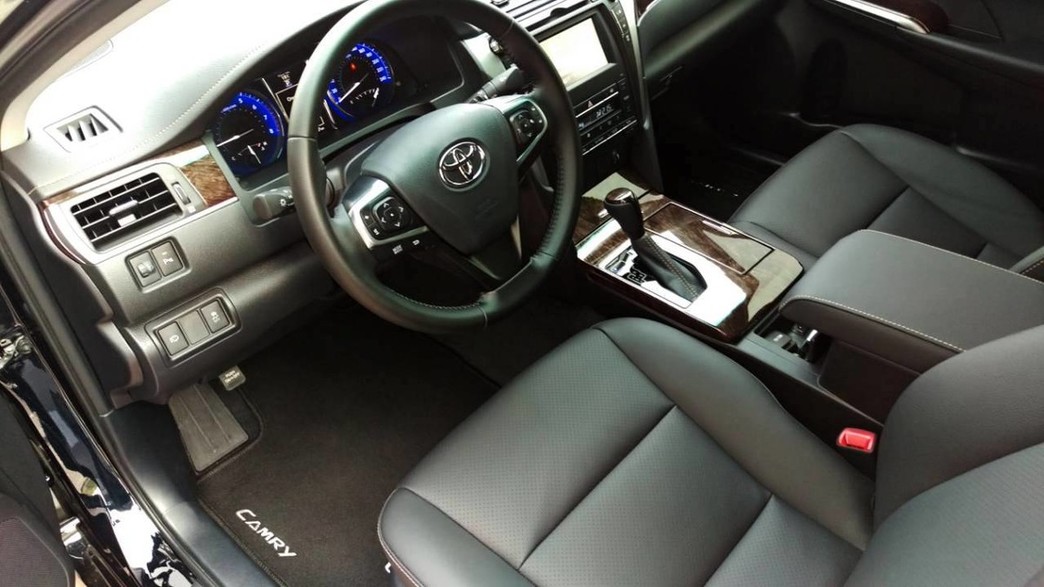 Toyota Camry 50 (чёрная) 