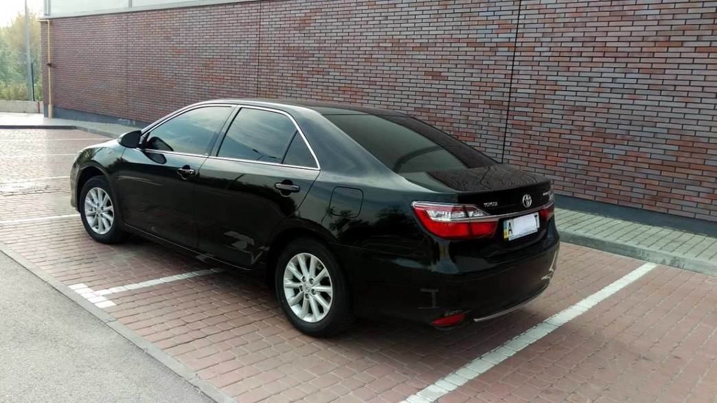 Toyota Camry 50 (чёрная) 