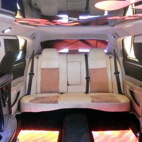 004 Лімузин Chrysler 300C Disco - авто на весілля у Києві - портфоліо 6