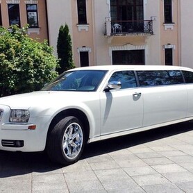 004 Лімузин Chrysler 300C Disco - авто на весілля у Києві - портфоліо 2
