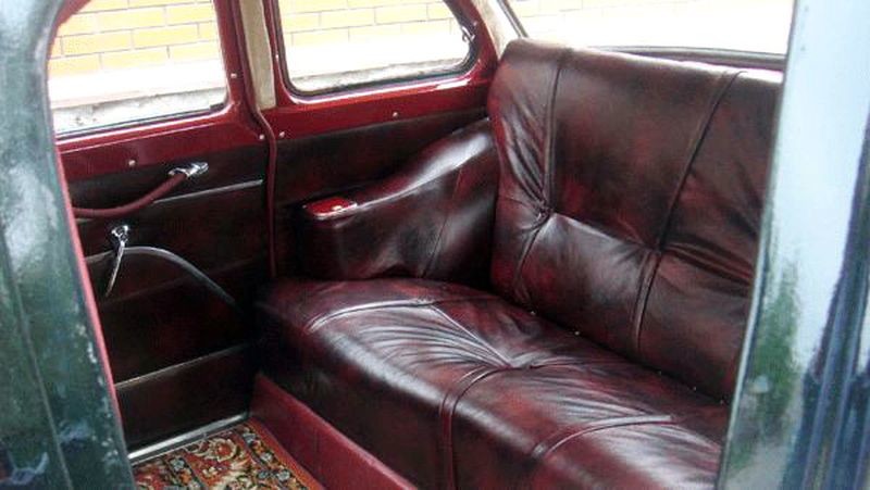 206 Ретро автомобіль Chayka GAZ-13 чорна 