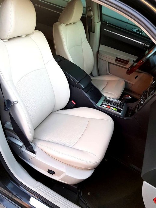 136 Chrysler 300C чорний оренда 