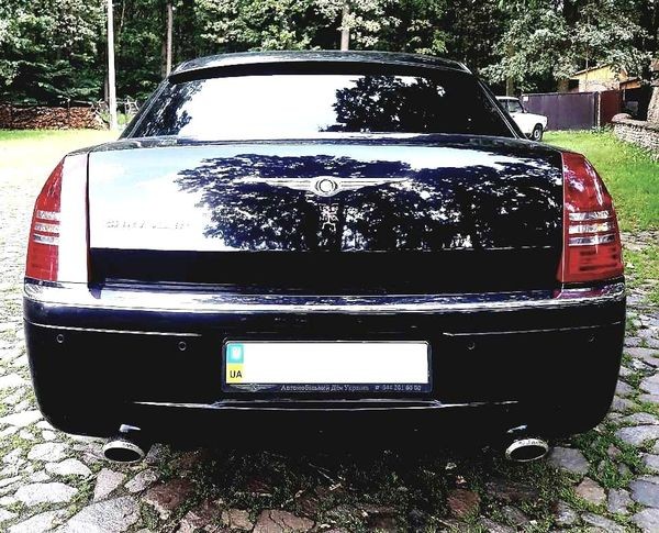 136 Chrysler 300C чорний оренда 