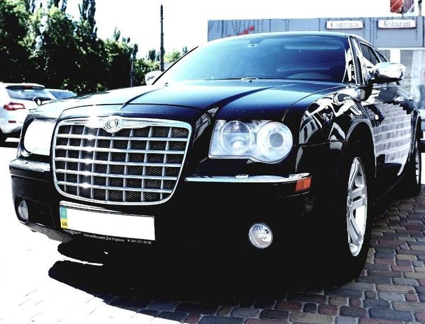 136 Chrysler 300C чорний оренда 