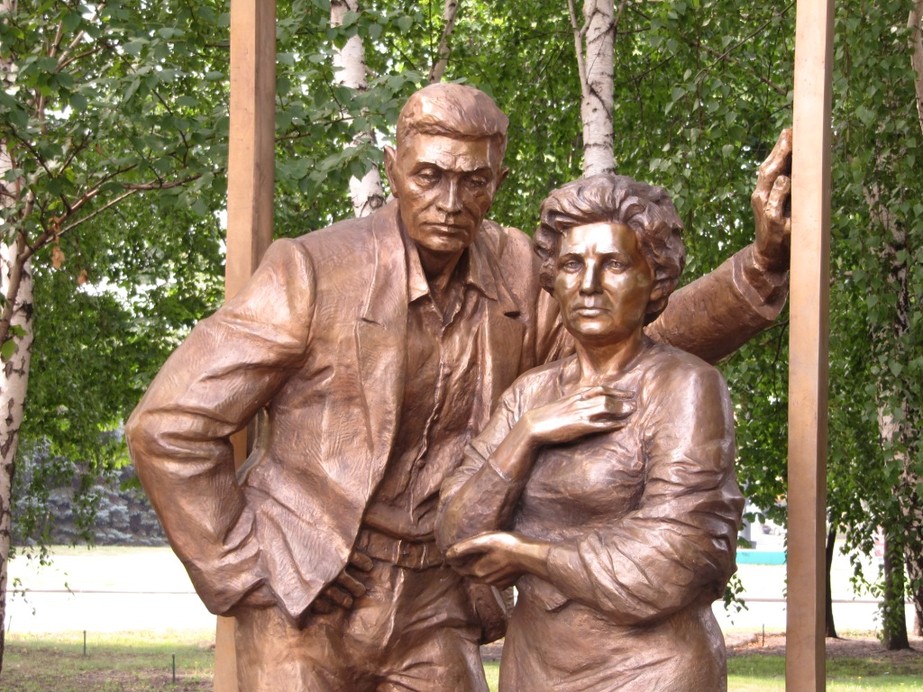 Памятник родителям