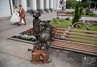 Скульптура Друг - місце для фотосесій у Кривому Розі - портфоліо 4