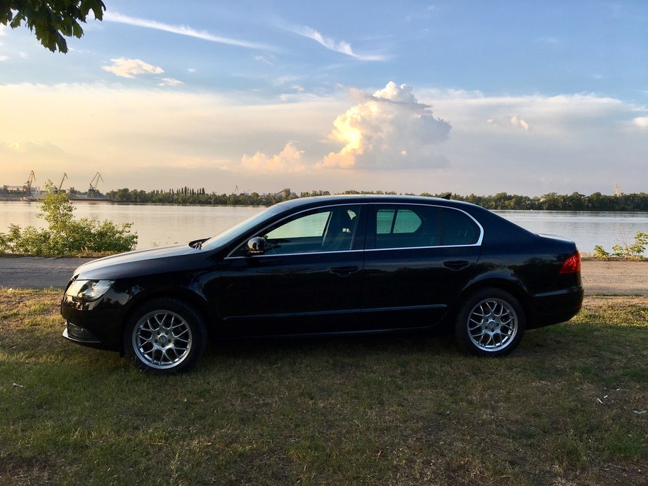 Skoda superb black new 2015 