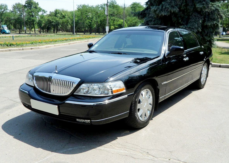 Lincoln Town Car Sedan 