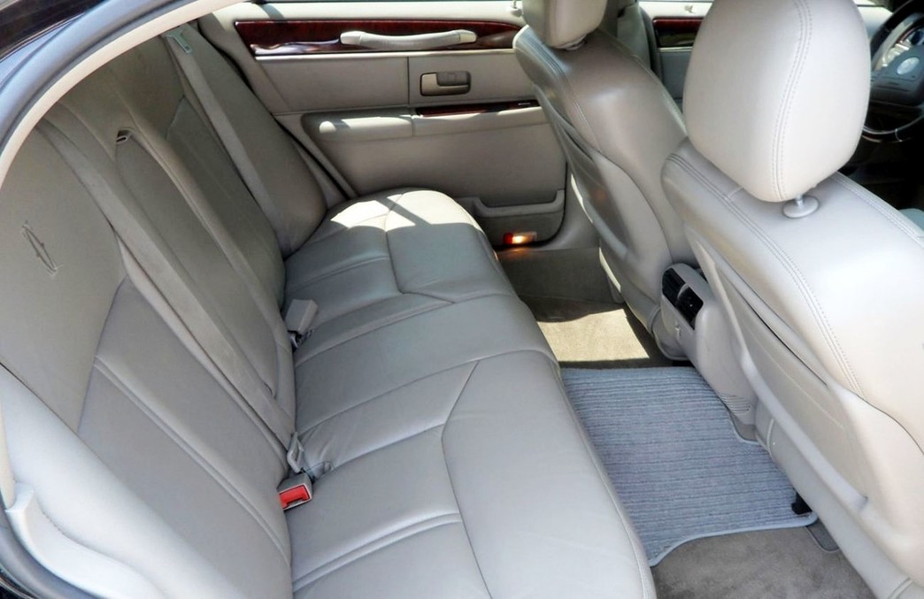 Lincoln Town Car Sedan 