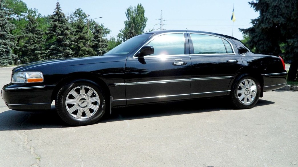 Lincoln Town Car Sedan 