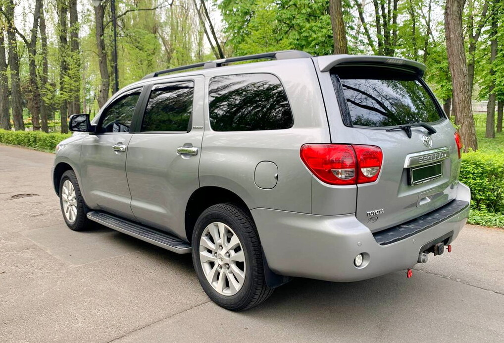 237 Toyota Sequoia срібляста 