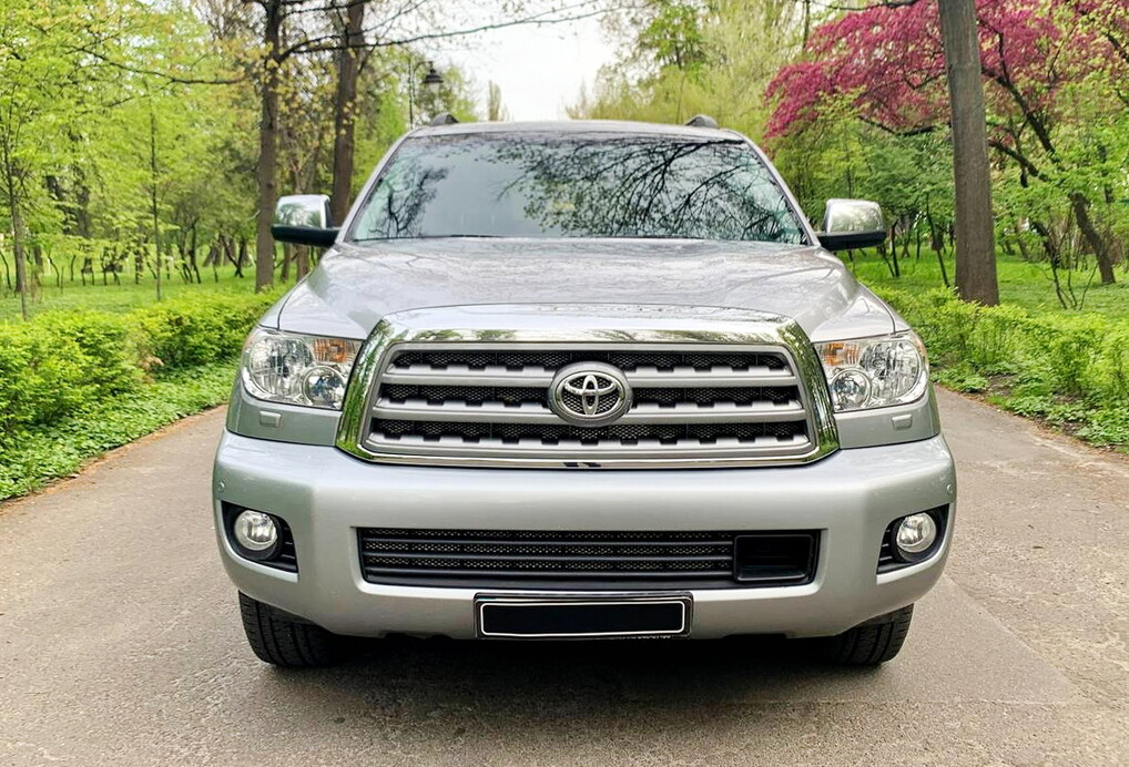 237 Toyota Sequoia срібляста 