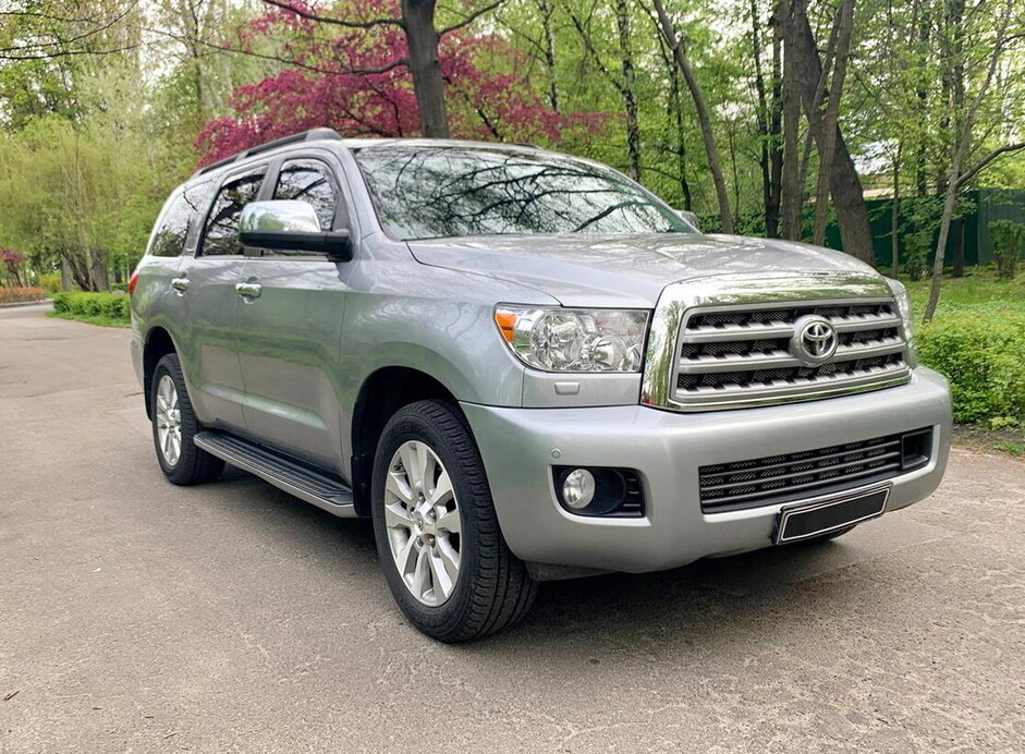 237 Toyota Sequoia срібляста 