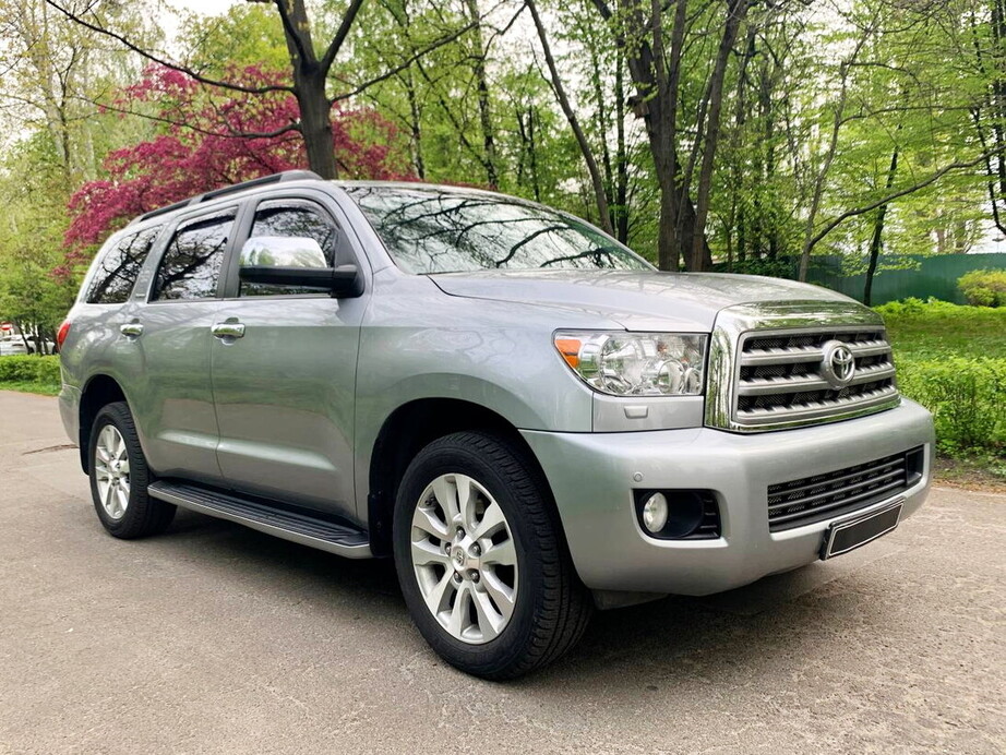 237 Toyota Sequoia срібляста 