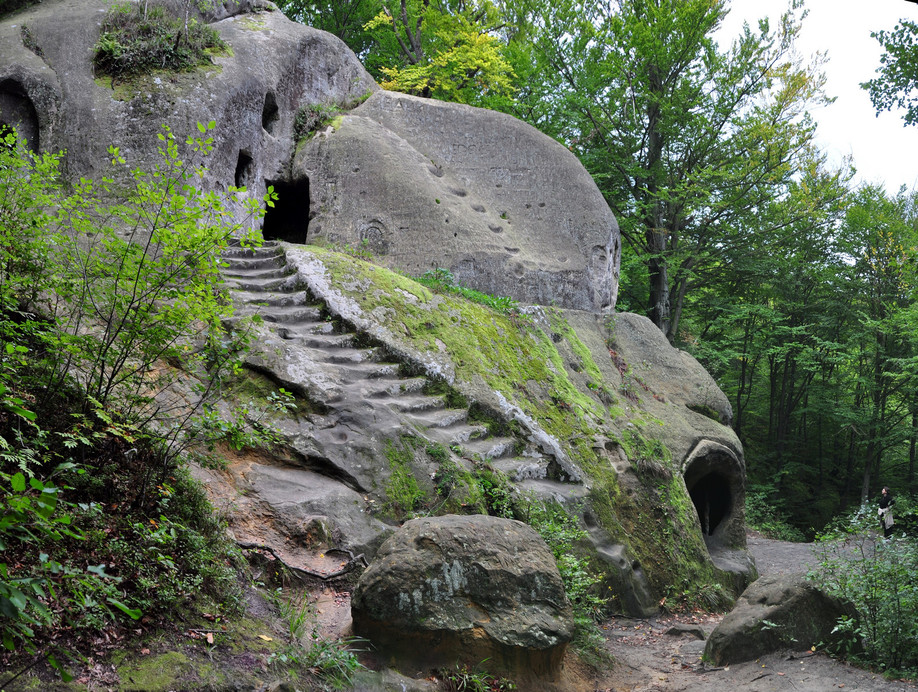 Скальный монастырь в Розгирче