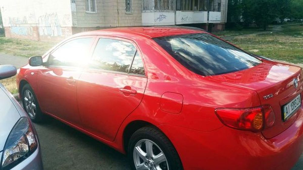 183 Toyota Corolla червона 