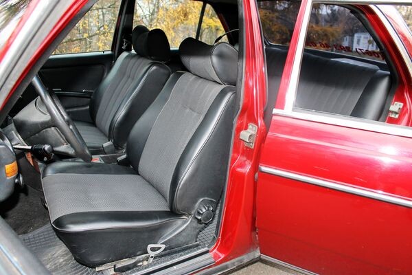 216 Ретро автомобіль Mercedes-Benz W123 