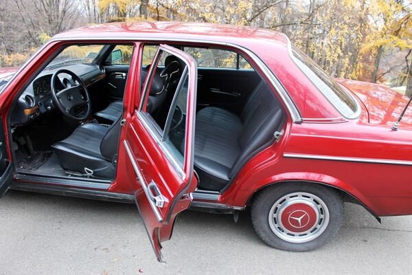 216 Ретро автомобіль Mercedes-Benz W123 