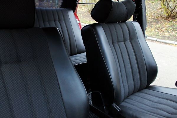 216 Ретро автомобіль Mercedes-Benz W123 