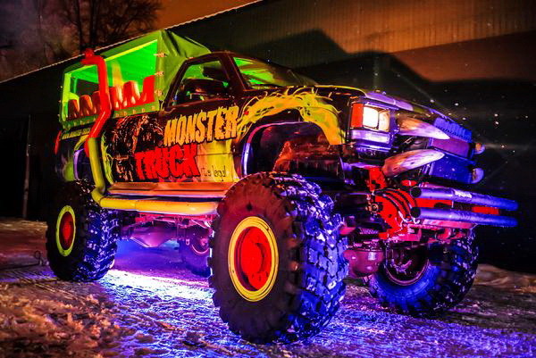 069 Party Bus Monster truck patty bas 