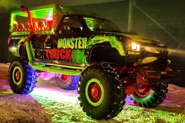 069 Party Bus Monster truck patty bas 