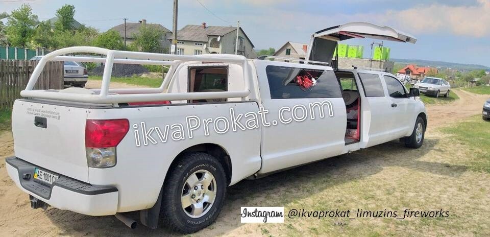 Лімузин Toyota Sequoia з літнім майданчиком 