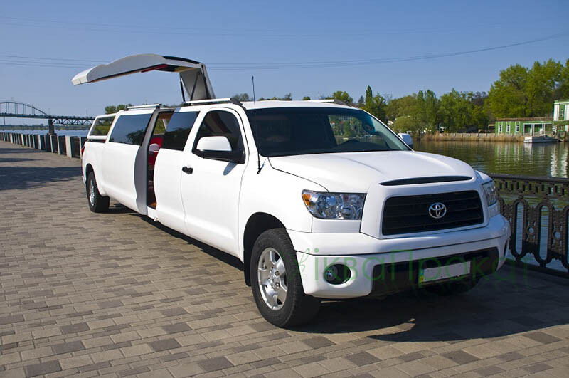 Лімузин Toyota Sequoia з літнім майданчиком 