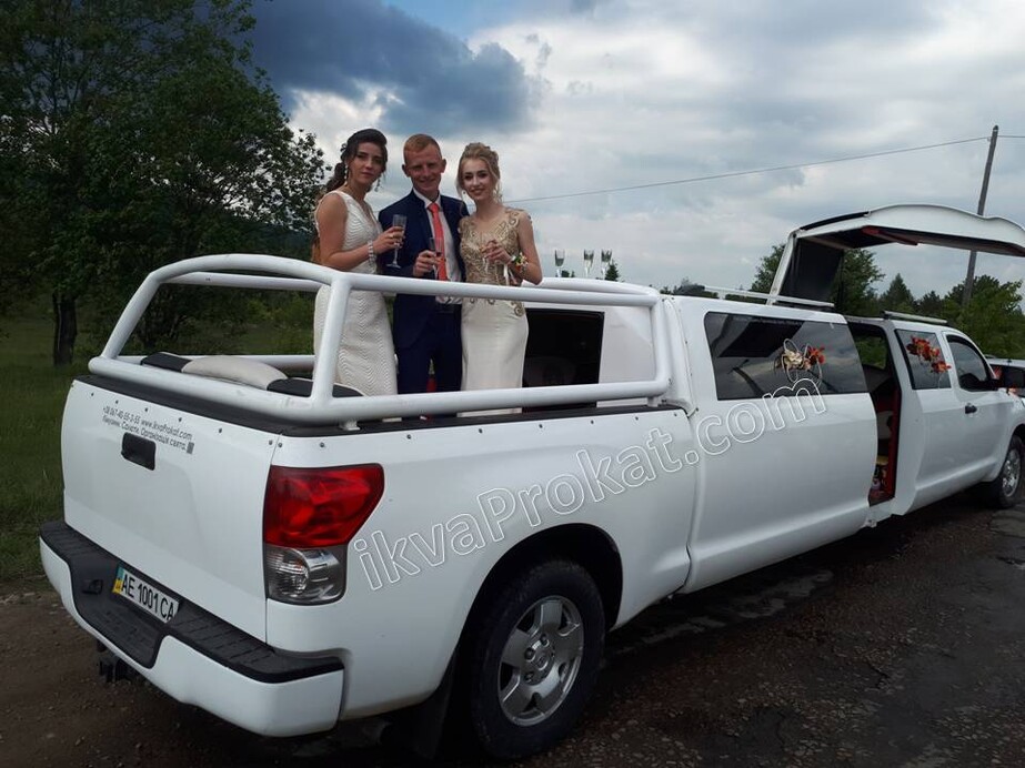 Лімузин Toyota Sequoia з літнім майданчиком 