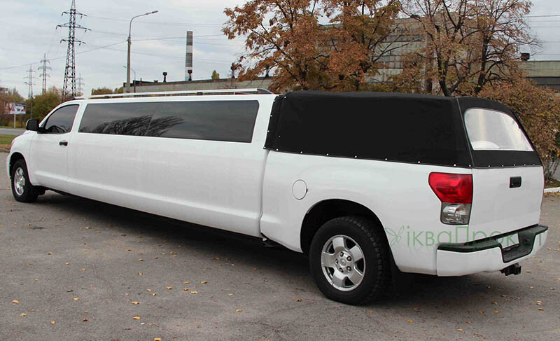 Лімузин Toyota Sequoia з літнім майданчиком 