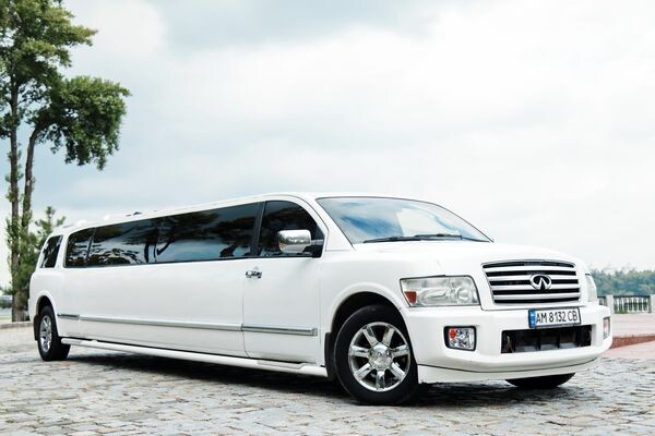 026 Лімузин Infiniti QX56 біла оренда прокат 