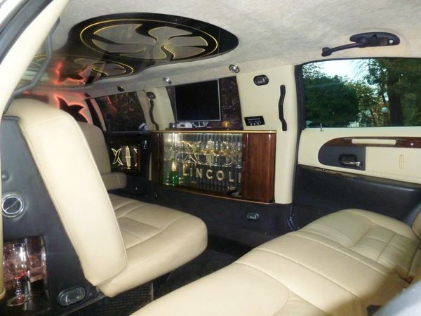 046 Лімузин Lincoln Town Car 120 ванільний 