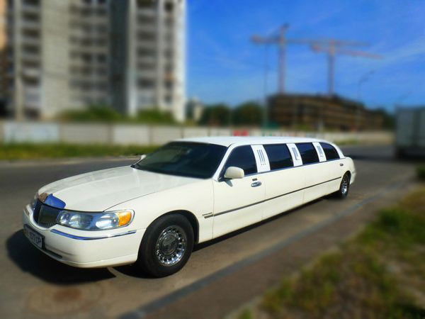 046 Лімузин Lincoln Town Car 120 ванільний 