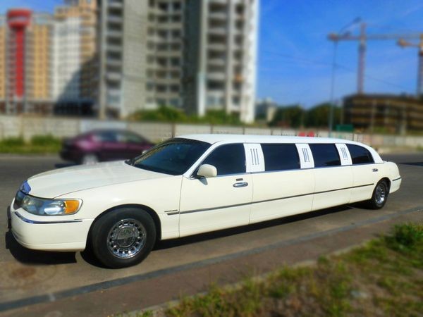 046 Лімузин Lincoln Town Car 120 ванільний 