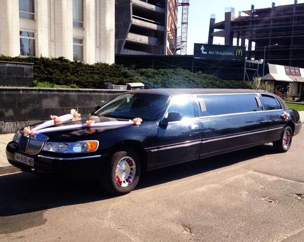 049 Лімузин Lincoln Town Car 120 чорний оренда 