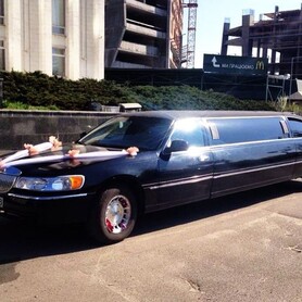 049 Лімузин Lincoln Town Car 120 чорний оренда - авто на весілля у Києві - портфоліо 4