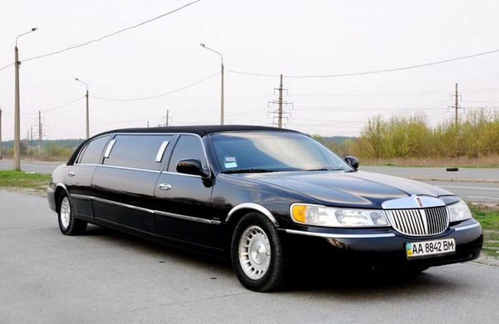 051 Лімузин Lincoln Town Car чорний 