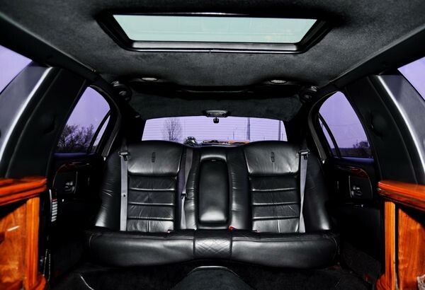 051 Лімузин Lincoln Town Car чорний 