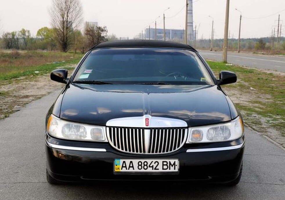 051 Лімузин Lincoln Town Car чорний 