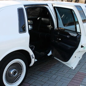 052 Лімузин Lincoln Town Car - авто на весілля у Києві - портфоліо 4
